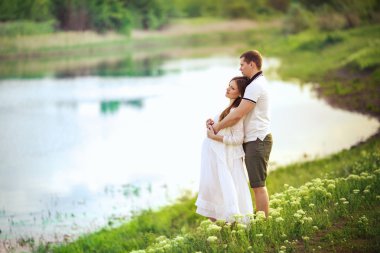 hamile kadın kocasıyla Bahçe