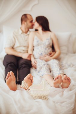 Hamile kadın ve kocası yatak odasında