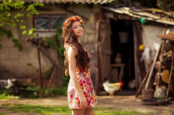 Beautiful woman in the countryside — Stock Photo, Image