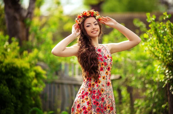 Frau im Frühlingsgarten — Stockfoto