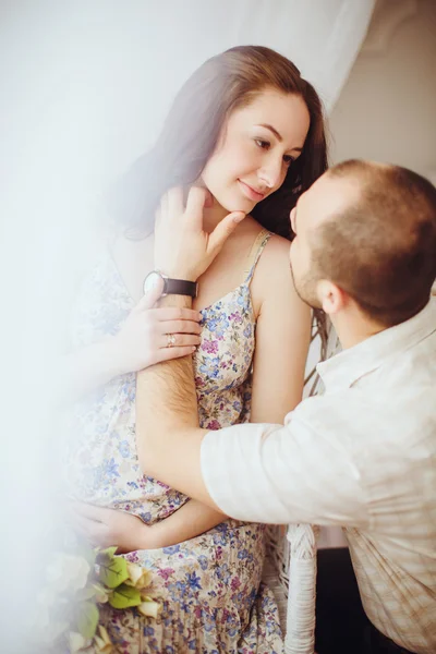 Mujer embarazada y su marido en el dormitorio —  Fotos de Stock