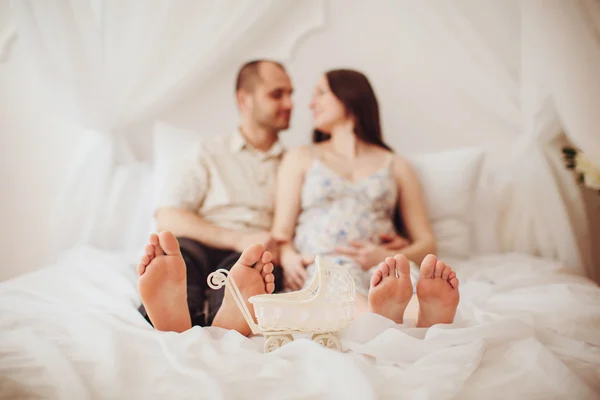Kobiety w ciąży i jej mąż w sypialni — Zdjęcie stockowe