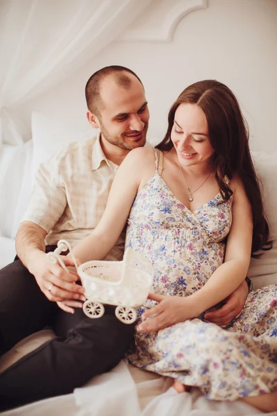 Gravid kvinna och hennes man i sovrum — Stockfoto