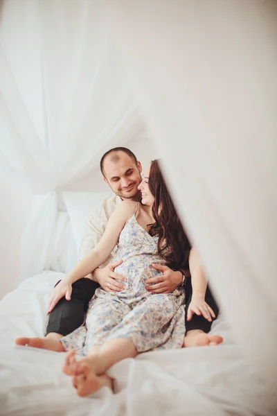 Mulher grávida e seu marido no quarto — Fotografia de Stock