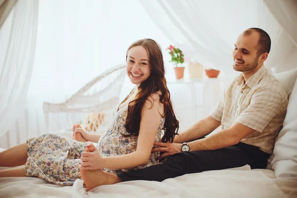 Mulher grávida e seu marido no quarto — Fotografia de Stock