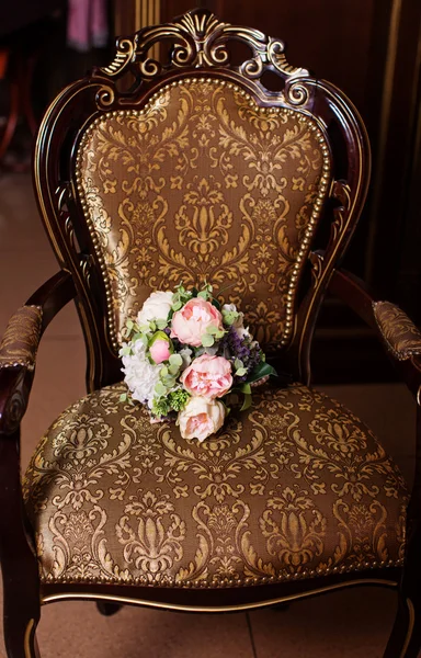 Ramo de boda en una silla antigua — Foto de Stock