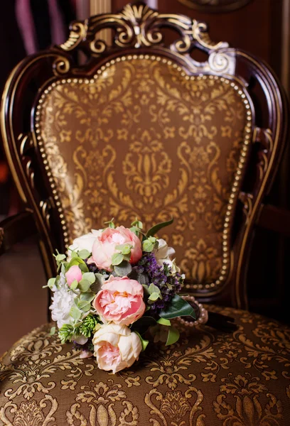 Ramo de boda en una silla antigua — Foto de Stock