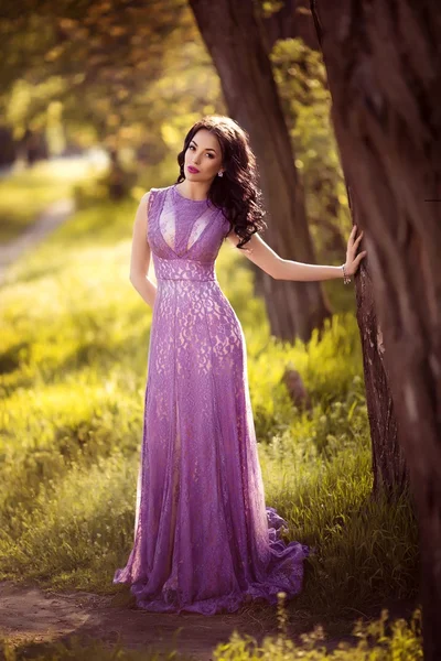 Frau im violetten Kleid im Freien — Stockfoto