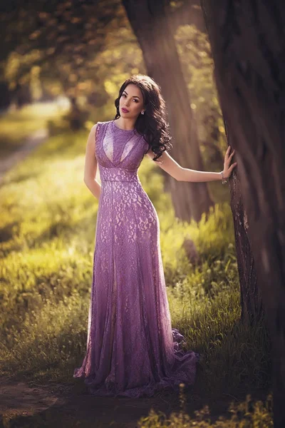 Žena ve fialové šaty venku — Stock fotografie