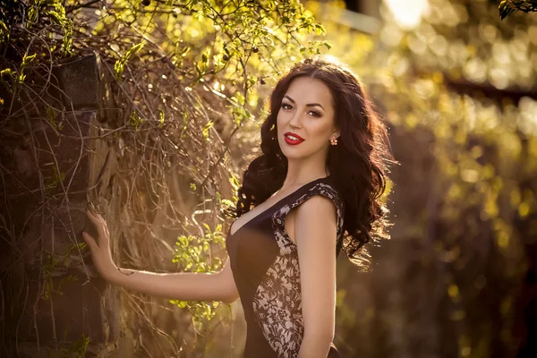 Mujer en vestido negro al aire libre — Foto de Stock