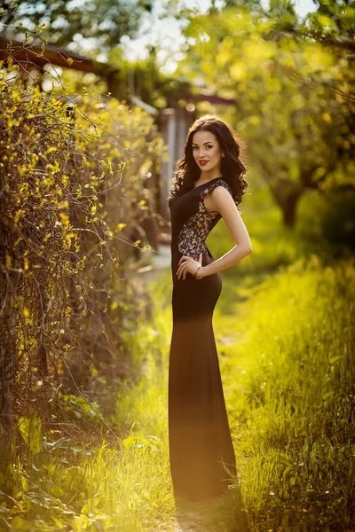 Frau in schwarzem Kleid im Freien — Stockfoto