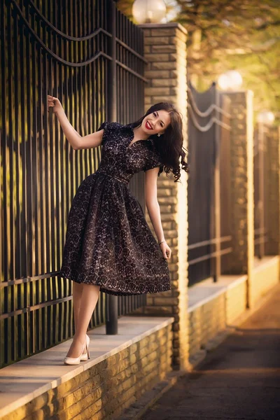 Mujer posando cerca de una cerca —  Fotos de Stock