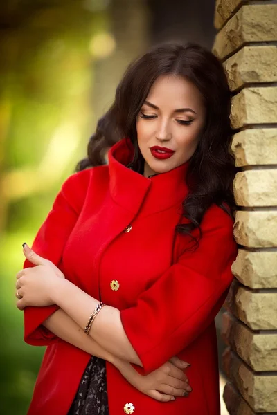 Femme dans une veste rouge élégant — Photo