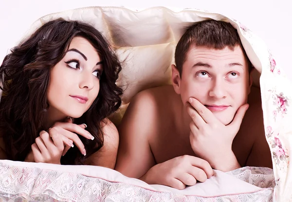 Dvojice milenců v posteli — Stock fotografie