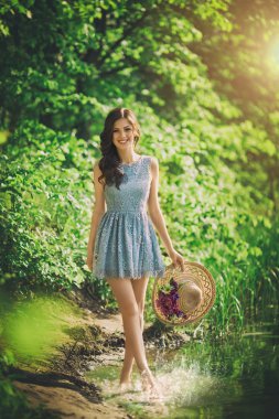 Bahar bahçesinde güzel genç bir kadın