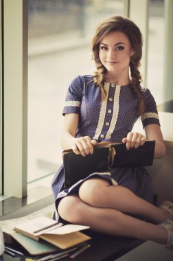 pencerenin okuyan kadın