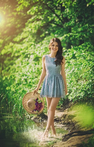 Bella giovane donna nel giardino primaverile — Foto Stock