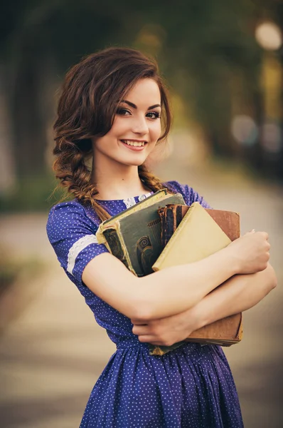 Mulher com livros no jardim da primavera — Fotografia de Stock
