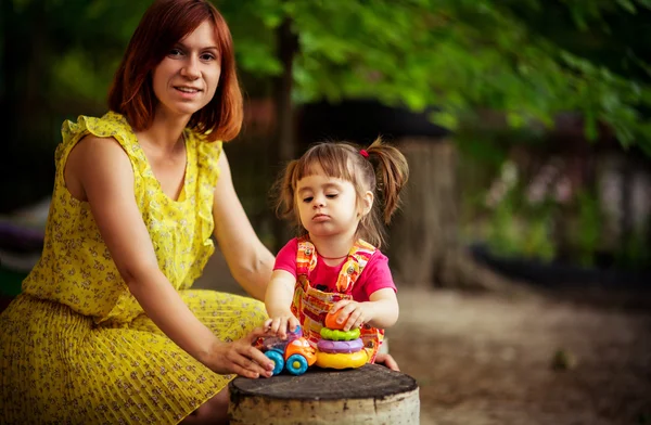 Bahar bahçe bebek kız annesiyle — Stok fotoğraf