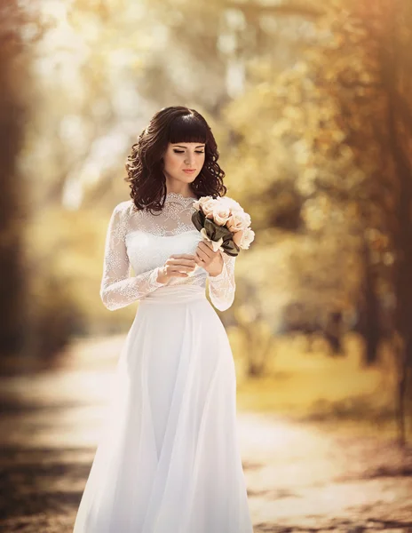 Sposa con un bouquet posa all'aperto — Foto Stock