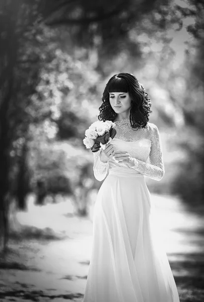 Noiva com um buquê posando ao ar livre — Fotografia de Stock