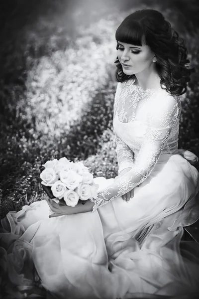 Mariée avec un bouquet posant en plein air — Photo