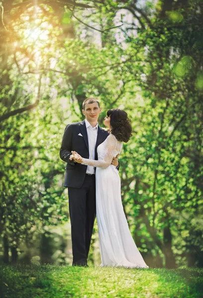 Noiva e noivo em seu dia de casamento — Fotografia de Stock