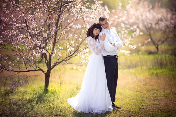 Mariée et marié le jour de leur mariage — Photo