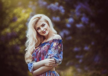 Bahar bahçesindeki kadın