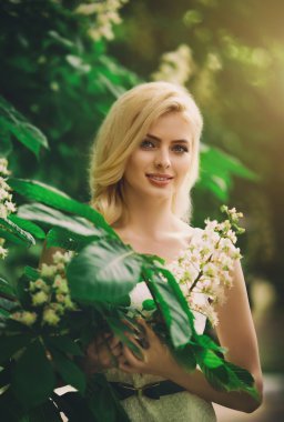 Bahar bahçesindeki kadın