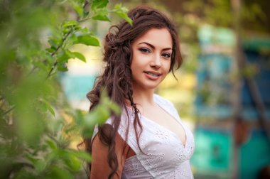 Bahar bahçesindeki kadın