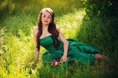 Bahar bahçesindeki kadın