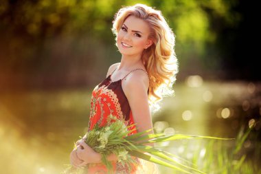 otlar Nehri yakınında elinde olan kadın