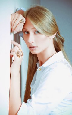 Şık bir yüzük parmağına kadında