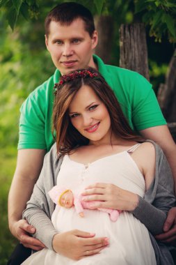 hamile kadın kocasıyla Bahçe