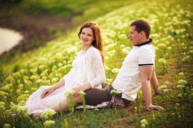 hamile kadın kocasıyla Bahçe