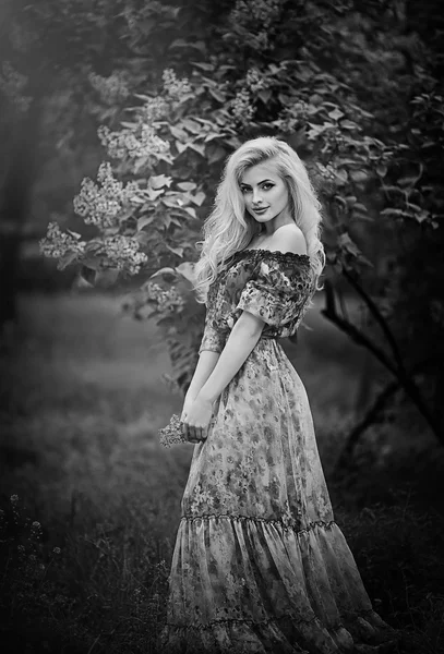 Mujer en jardín de primavera —  Fotos de Stock