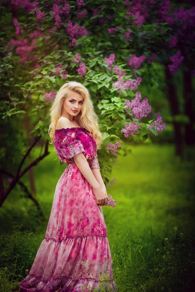 Frau im Frühlingsgarten — Stockfoto