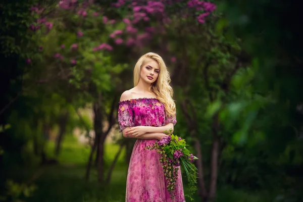 Kobieta w wiosennym ogrodzie — Zdjęcie stockowe