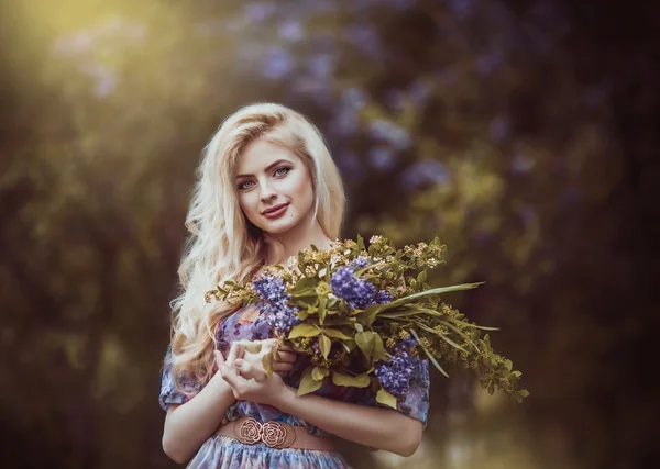 Frau im Frühlingsgarten — Stockfoto