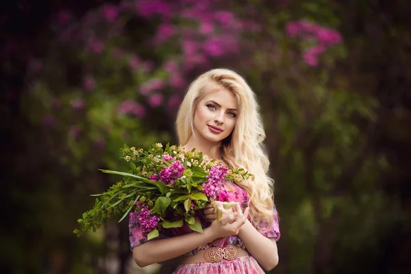 Mujer en jardín de primavera — Foto de Stock