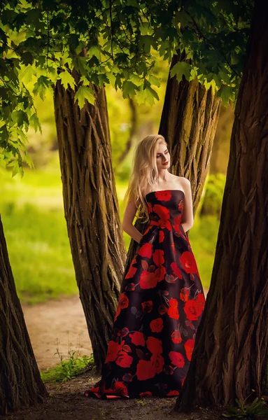 Mujer en jardín de primavera — Foto de Stock