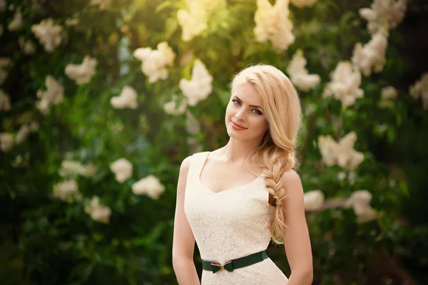 Mujer en jardín lila — Foto de Stock