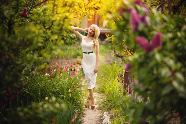 Donna in giardino primaverile — Foto Stock