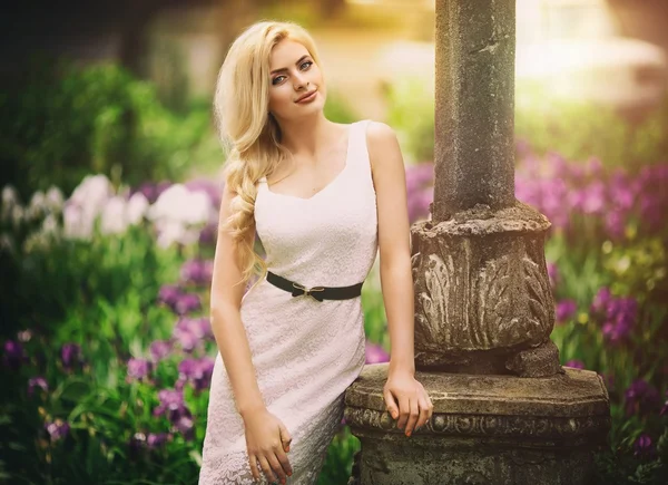 Mujer en jardín de primavera —  Fotos de Stock