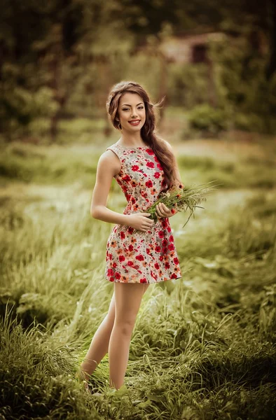 Mujer joven en el jardín de primavera — Foto de Stock