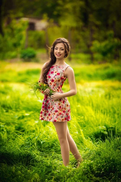 Молода жінка у весняному саду — стокове фото