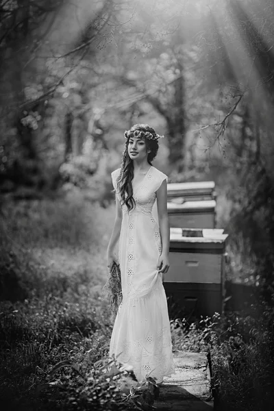 Bahar bahçe içinde güzel bir kadın — Stok fotoğraf