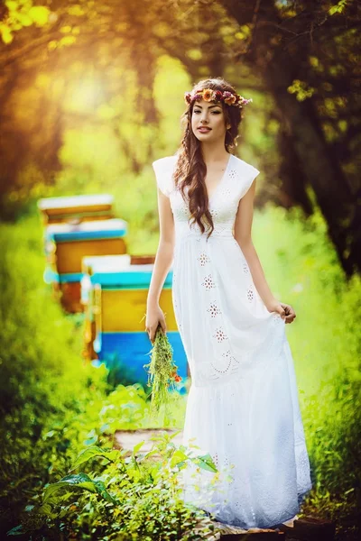 Hermosa mujer en el jardín de primavera — Foto de Stock