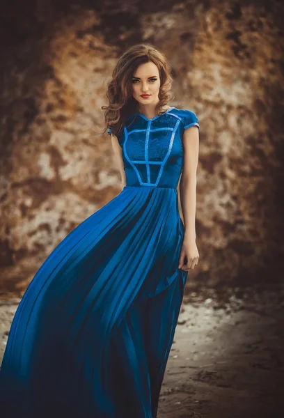 Mädchen im langen blauen Kleid an der Küste — Stockfoto